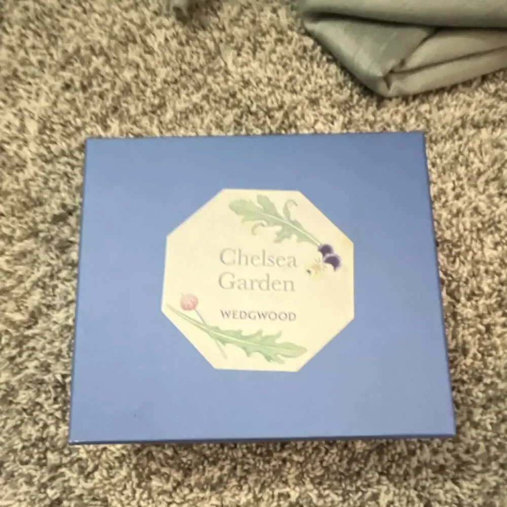 Wedgwood Chelsea Garden Small Leaf Dish Ceramic Leaf Pattern Green Purple White